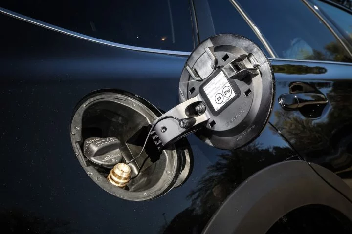 Tanque de gasolina e etanol barato